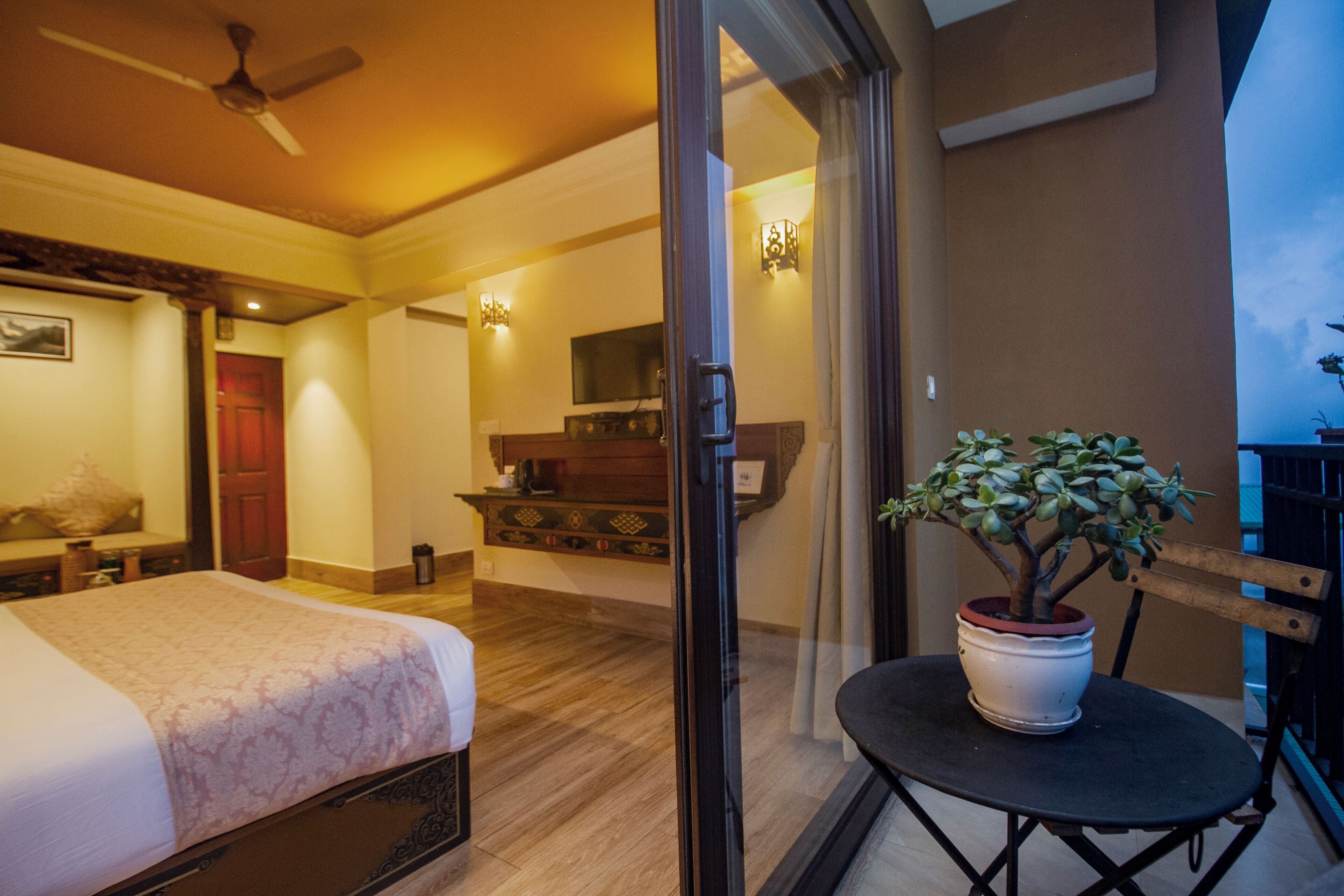 Tara Room with Balcony & Valley View | Balcón