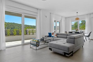 Fernseher, Tischfußball, Tischtennisplatte