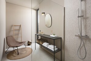 Douche, sèche-cheveux, serviettes fournies