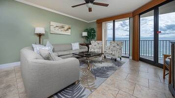 Condo, 3 Bedrooms | Living area