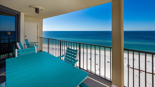 Ein Balkon mit Blick auf Strand und Meer.