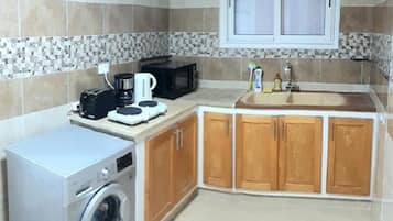 Réfrigérateur, micro-ondes, plaque de cuisson, cafetière/bouilloire