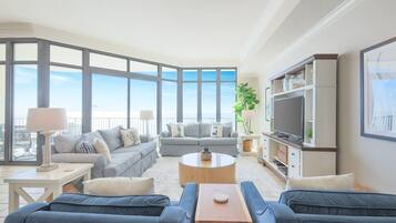 Condo, 3 Bedrooms | Living area