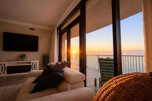Condo, 1 Bedroom | Living area