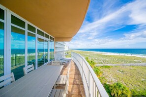 Un balcone con vista sulla spiaggia e sull'oceano.