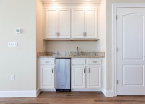 Condo, 4 habitaciones | Cocina privada | Refrigerador, horno y cafetera y tetera 