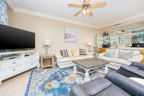 Condo, 2 chambres | Aire de séjour | Lecteur de DVD
