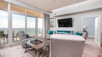 Condo, 3 Bedrooms | Living area