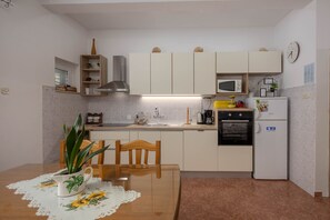 Perhestudio, merinäköala, vuorten lähellä (Pool Apartment Yellow Sun Omiš) | Yksityinen keittiö | Jääkaappi, mikroaaltouuni, uuni, liesi