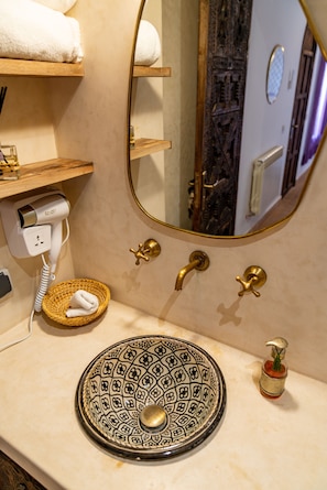 Deluxe Triple Room | Bathroom | Free toiletries, hair dryer, bathrobes, towels