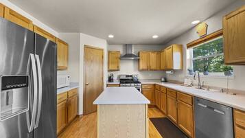 Townhome, 4 Bedrooms | Private kitchen