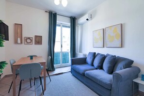 TV - Sweett | Modigliani - One Bedroom Apartment, Sleeps 4 (Milano)