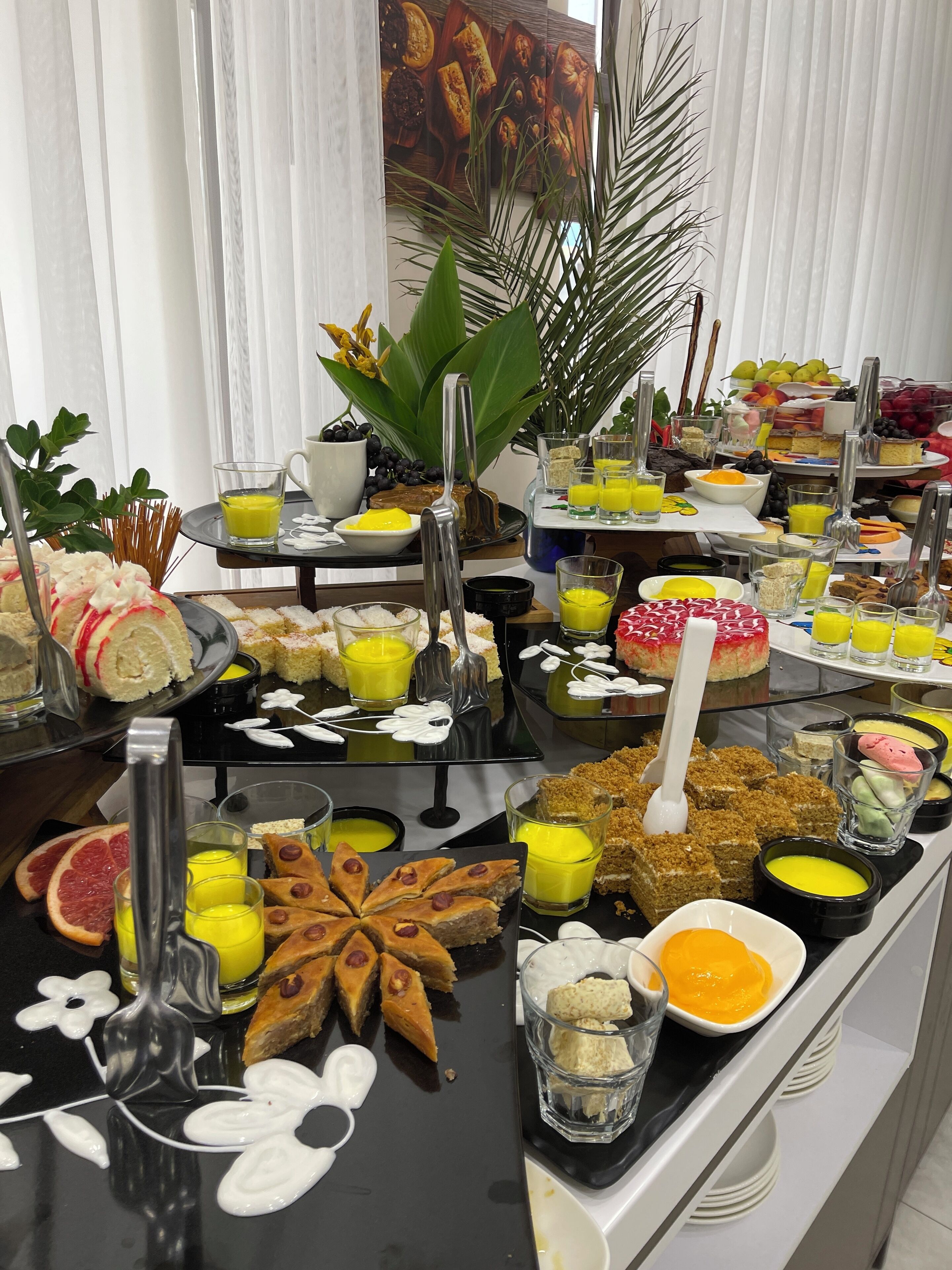 2 restaurants, breakfast served