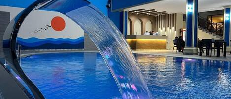 Kolam renang tertutup, kolam renang terbuka bermusim