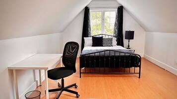 3 slaapkamers, een bureau, een strijkplank/strijkijzer, reisbedje