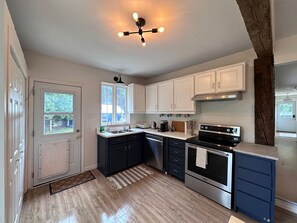 Fridge, oven, stovetop, dishwasher