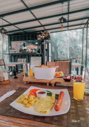 Outdoor dining - Cube on wheels for an unique experience (Hunuketiya Ella, Central)