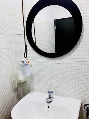 Hair dryer, towels, soap, toilet paper - Studio cube 02 to sleep in a glass box. (Hunuketiya Ella, Central,)