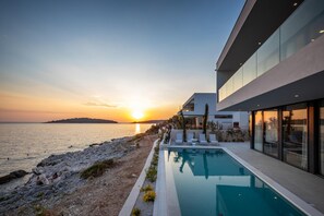5 bedrooms