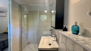 Dusche, Handtücher, Seife, Shampoo