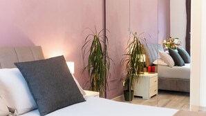 2 slaapkamers, een bureau, een strijkplank/strijkijzer, reisbedje