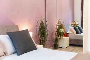 2 makuuhuonetta, työpöytä, silitysrauta/-lauta, vauvan matkasänky