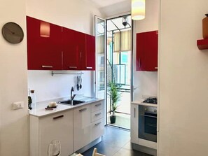 Jääkaappi, mikroaaltouuni, uuni, liesi