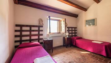 Căn hộ phong cách cổ điển, 2 phòng ngủ, sân hiên, tầng trệt | 2 phòng ngủ, bộ trải giường