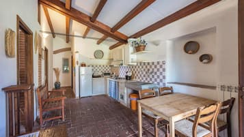 Klassiek appartement, 2 slaapkamers, terras, op benedenverdieping | Woonruimte | Smart-tv