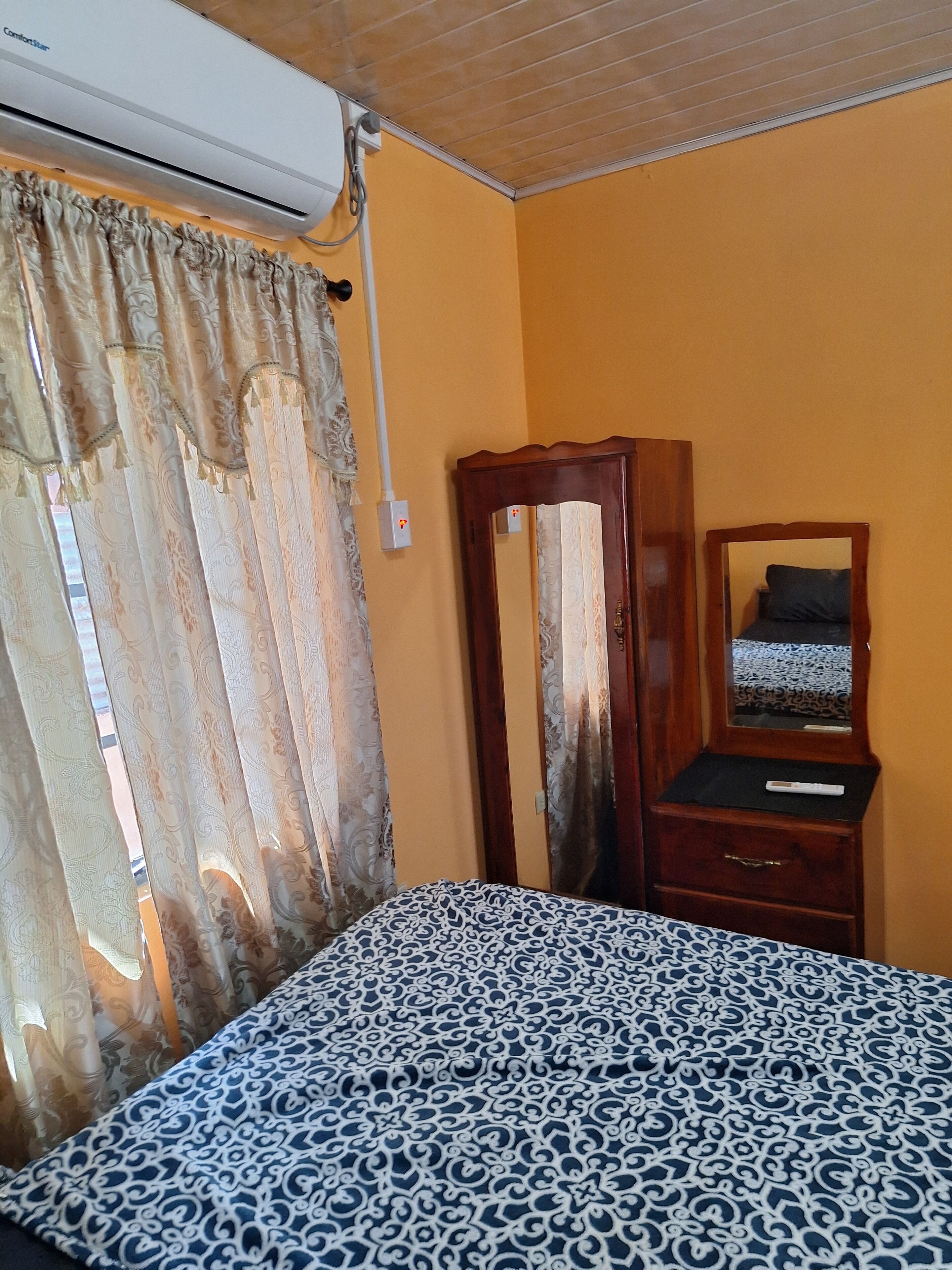 1 slaapkamer, een bureau, een strijkplank/strijkijzer, gratis wifi