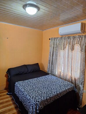 1 bedroom, desk, iron/ironing board, free WiFi - Comfortable and Safe (Cunupia)