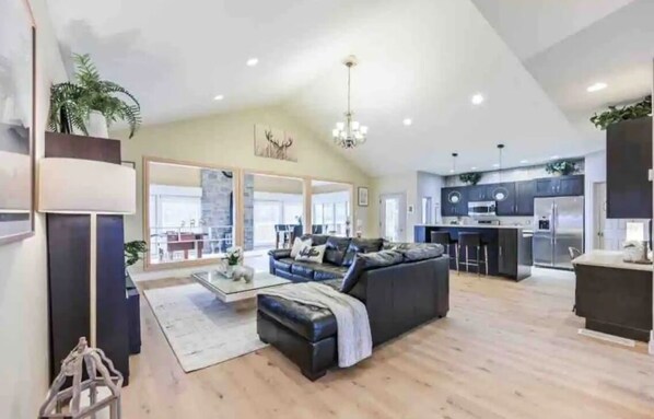 Foyer, jeux vidéo, lecteur de DVD, table de baby-foot