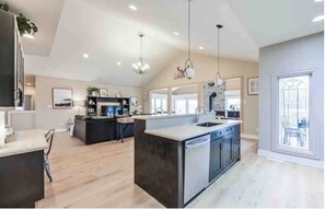 Réfrigérateur, four à micro-ondes, un four, surface de cuisson