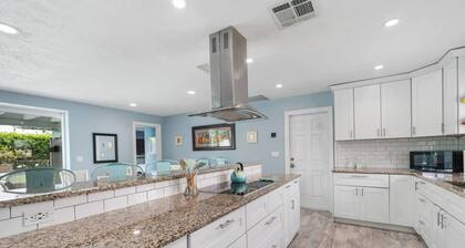 Sunny, Quiet, Open concept 3 bedroom home with pool