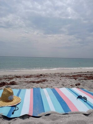 Chaises longues, serviettes de plage