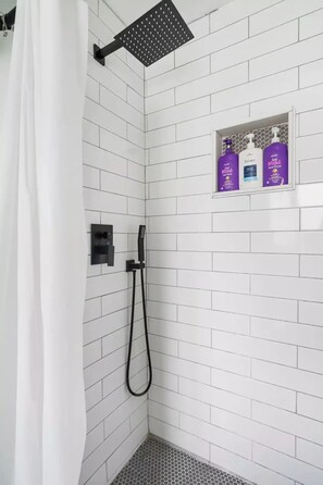 Sèche-cheveux, serviettes fournies, savon, shampoing