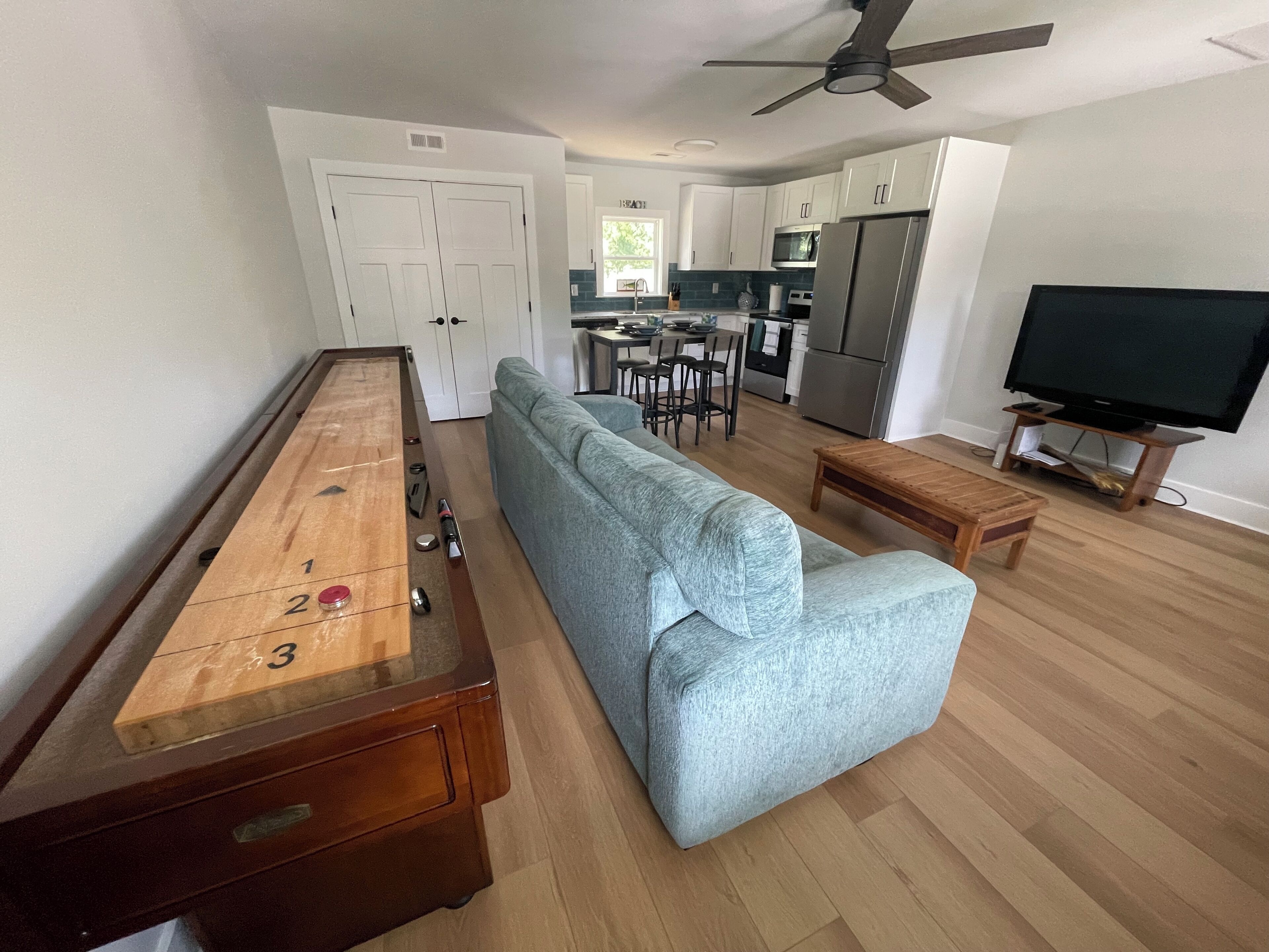 Sunshine Cottage! Professional shuffleboard table!👀🏝️ Walking distance to UNCW