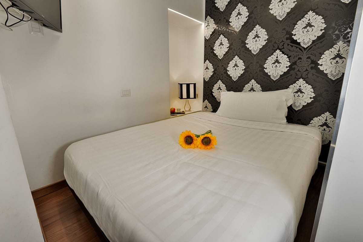 City kamer | 1 slaapkamer, luxe beddengoed, donzen dekbedden, een kluis op de kamer
