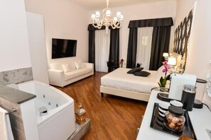 Suite Deluks | Seprai premium, selimut bulu angsa, brankas, dan tirai kedap cahaya