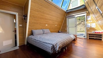 Basic Twin Room, 1 Queen Bed | Down duvets, free WiFi, bed sheets