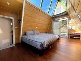 Basic Twin Room, 1 Queen Bed | Down comforters, free WiFi, bed sheets