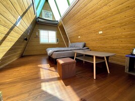 Basic Twin Room, 1 Queen Bed | Down comforters, free WiFi, bed sheets