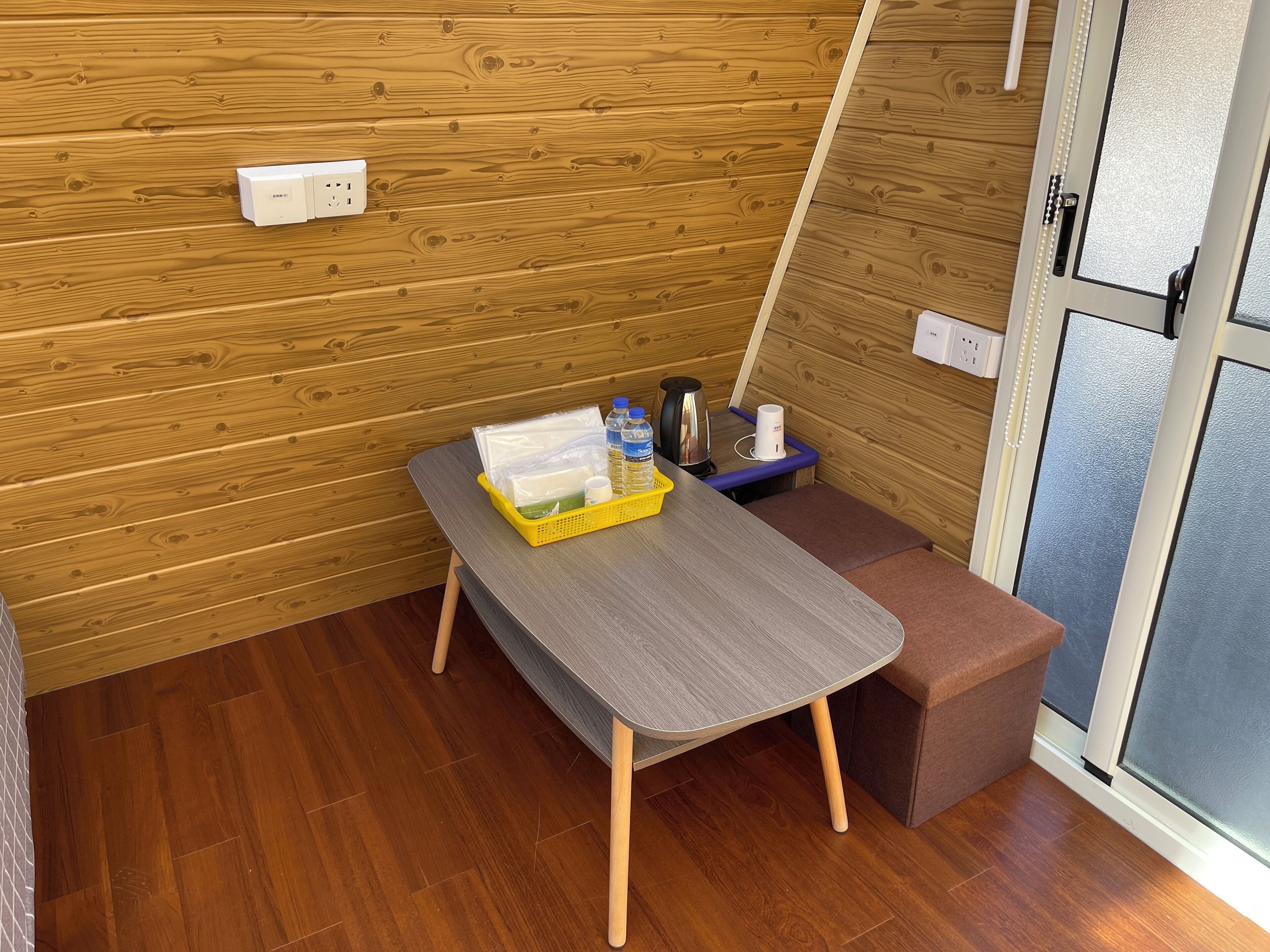 Cubrecamas, wifi gratis y ropa de cama 