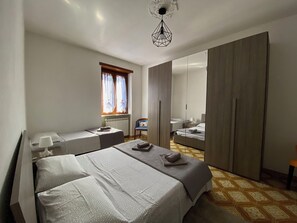2 chambres, bureau, fer et planche à repasser, accès au Wi-Fi (inclus)
