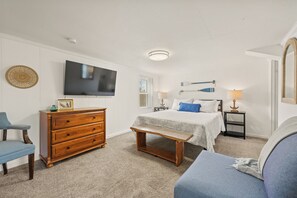 4 chambres, bureau, fer et planche à repasser, lit de bébé portatif
