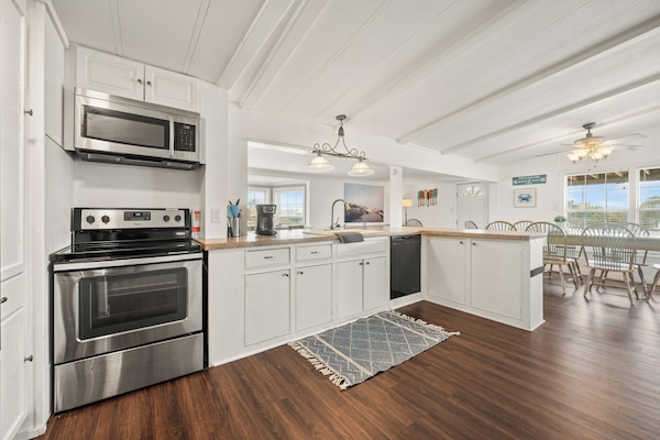 Kylskåp, mikrovågsugn, ugn och spishäll