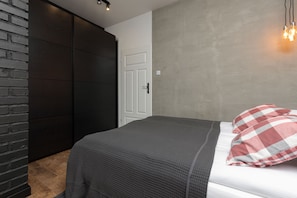 1 bedroom, bed sheets - Trendy Apartment Wola by Renters (Warsaw)