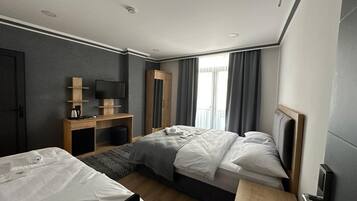 Basic Double Room | Desk, free WiFi, bed sheets