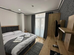 标准房 | 办公桌、免费 WiFi、床单