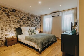 3 camere, una cassaforte in camera, una scrivania, ferro/asse da stiro